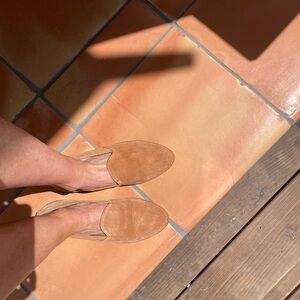 Beautiful, expensive looking slip ons with nice stitching details.